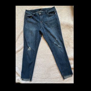 1822 Distressed Denim Jeans
